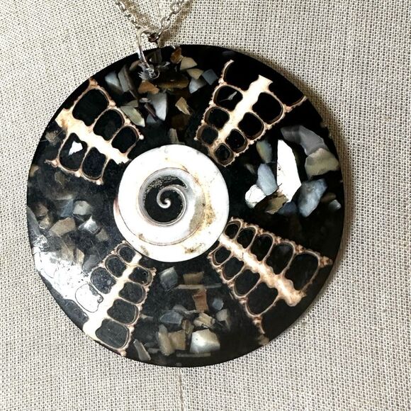 Large abalone round pendant necklace - Picture 3 of 9